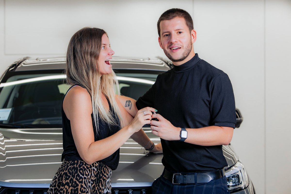 Javiera Acevedo recibiendo las llaves de su nuevo Jolion Pro.