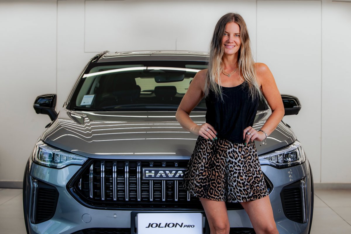 Javiera Acevedo junto con su nuevo Jolion Pro.